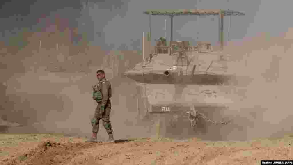 Izraeli katonák az Izrael és a Gázai övezet közötti határkerítés közelében egy hadművelet előtt 2023. november 8-án. Az izraeli hadsereg közölte, hogy csapatai előrenyomultak Gázaváros, a Hamász fő bástyája és a tengerparti enklávé legnagyobb városa belsejébe, míg az iszlamista csoport azt mondta, hogy harcosai súlyos veszteségeket szenvedtek. A Hamászt többek közt az&nbsp;Európai&nbsp;Unió és az Egyesült&nbsp;Államok is terrorszervezetnek minősíti