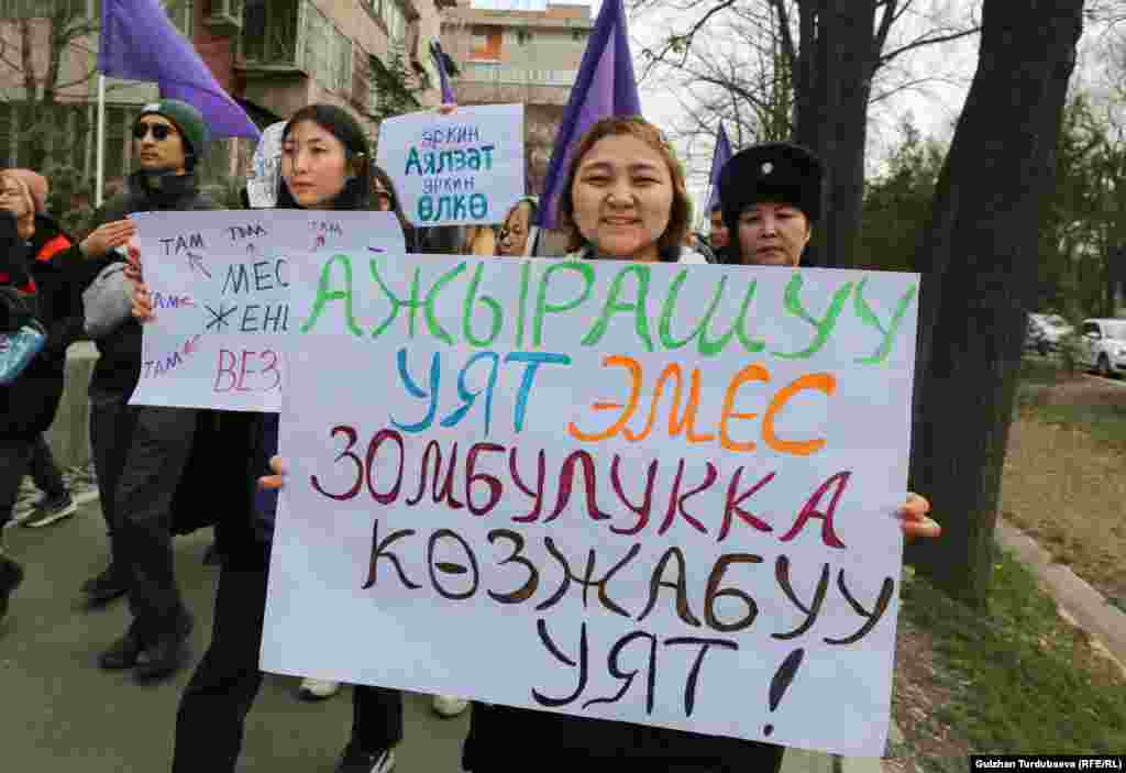 В конце февраля глава кабмина Кыргызстана Акылбек Жапаров высказался&nbsp;в отношении кыргызстанок, которые публикуют в соцсетях информацию о том, что &laquo;не придерживаются традиционных ценностей, разводятся с мужьями и подают плохой пример&raquo;.