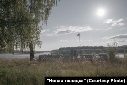 Памятник погибшим во время Великой Отечественной войны жителям деревни усть-косинцы приводят в порядок перед каждым Днём Победы. Фото: Наталья Лозинская для НВ