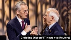 Generalni sekretar NATO-a Jens Stoltenberg i visoki predstavnik EU za vanjske poslove i sigurnosnu politiku i potpredsjednik Evropske komisije Josep Borrell na sastanku ministara odbrane EU u Marsti kod Štokholma, Švedska, 8. marta 2023.