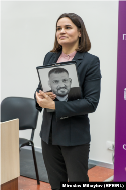 Святлана Циханоуска по време на дискусия със студенти. Снимката на папката ѝ е на съпруга ѝ Сяргей. 5 март 2024 г.