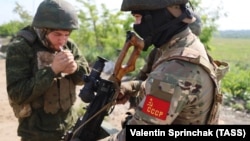 Sarló-kalapácsot és vörös csillagot ábrázoló szovjet felvarró egy katona egyenruháján 2023. június 1-jén Donyeckben