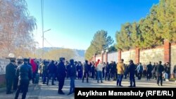 У места прощания с братом экс-президента Казахстана Болатом Назарбаевым, который умер 13 ноября в алматинской больнице. Село Шамалган, Карасайский район Алматинской области, 14 ноября 2023 года