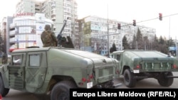 La începutul stării de urgență, militarii Armatei Naționale au patrulat pe străzile Chișinăului pentru a asigura respectarea restricțiilor introduse de Comisia Situații Excepționale.