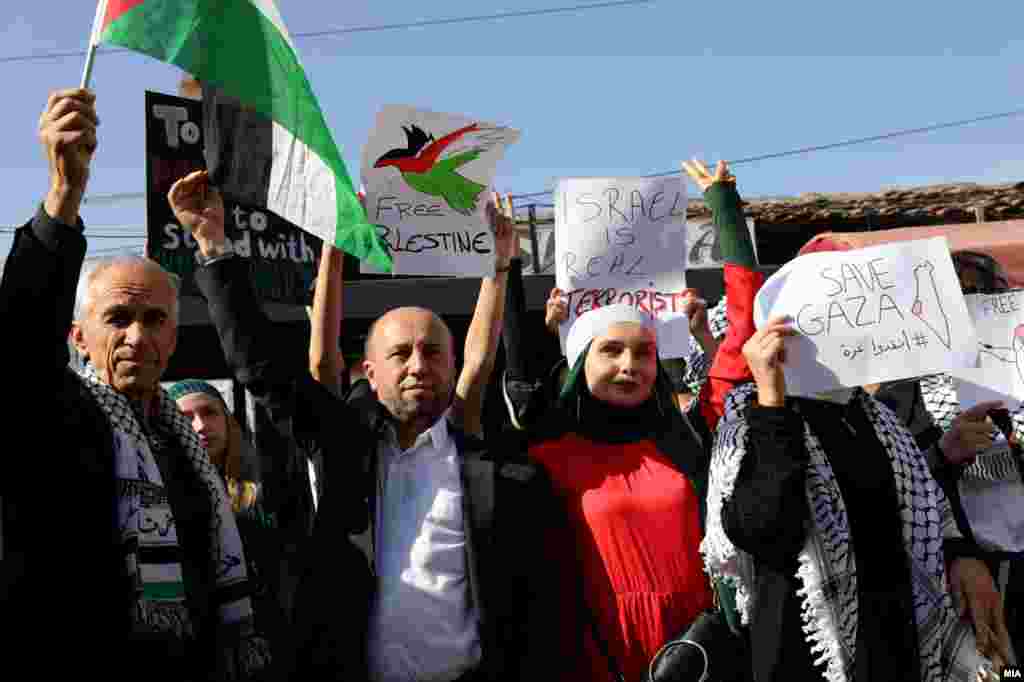 СЕВЕРНА МАКЕДОНИЈА -&nbsp;Група граѓани со транспаренти &bdquo;Слобода за Палестина&ldquo; денеска се собраа на протест којшто се одржа пред Мурат Пашината Џамија во Старата скопска чаршија. Тие побараа &bdquo;да престанат нападите во Палестина&ldquo;. Според најавите, протест &bdquo;за поддршка на палестинскиот народ&ldquo;, беше организиран од страна на неколку здруженија кои својата дејност ја вршле во земјава и кои за таа цел формирале Платформа.