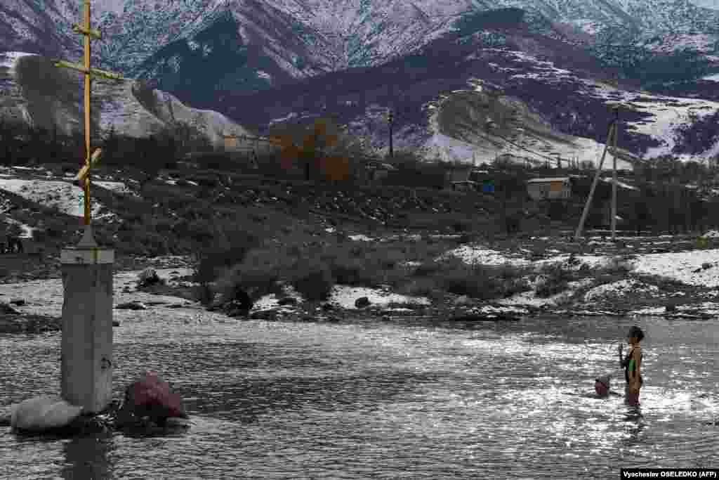 Un credincios în apa înghețată a râului Kara-Balta, în apropiere de satul Sosnovka, la aproximativ 90 de kilometri de Bișkek, în Kârgâzstan.(foto Vyacheslav Oseledko/ AFP)