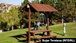 Një grua luan me një fëmijë në një luhatëse në SOS Fshatrat e Fëmijëve të Kosovës, 15 nëntor 2023.