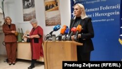 Alma Kratina, zastupnica u Parlamentu Federacije Bosne i Hercegovine i predsjednica parlamentarne komisije za ravnopravnost spolova na konferenciji za medije u Sarajevu. 