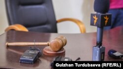 A biskeki Leninszkij kerületi bíróság tárgyalása az Azattyk Media ellen benyújtott keresetről 2023. április 27-én