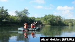 Hidrologi fac măsurători al râului Prut, la Braniște, raionul Rîșcani, august 2024.