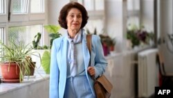 Гордана Силяновска-Давкова си тръгва от избирателната секция в Скопие, където гласува на втория тур на президентските избори в Северна Македония, 8 май 2024 г.