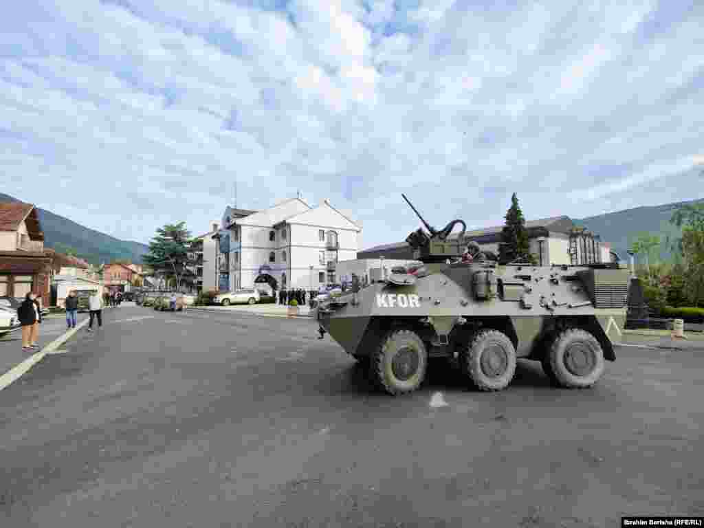 Oklopno vozilo KFOR-a na ulicama Zubinog Potoka.