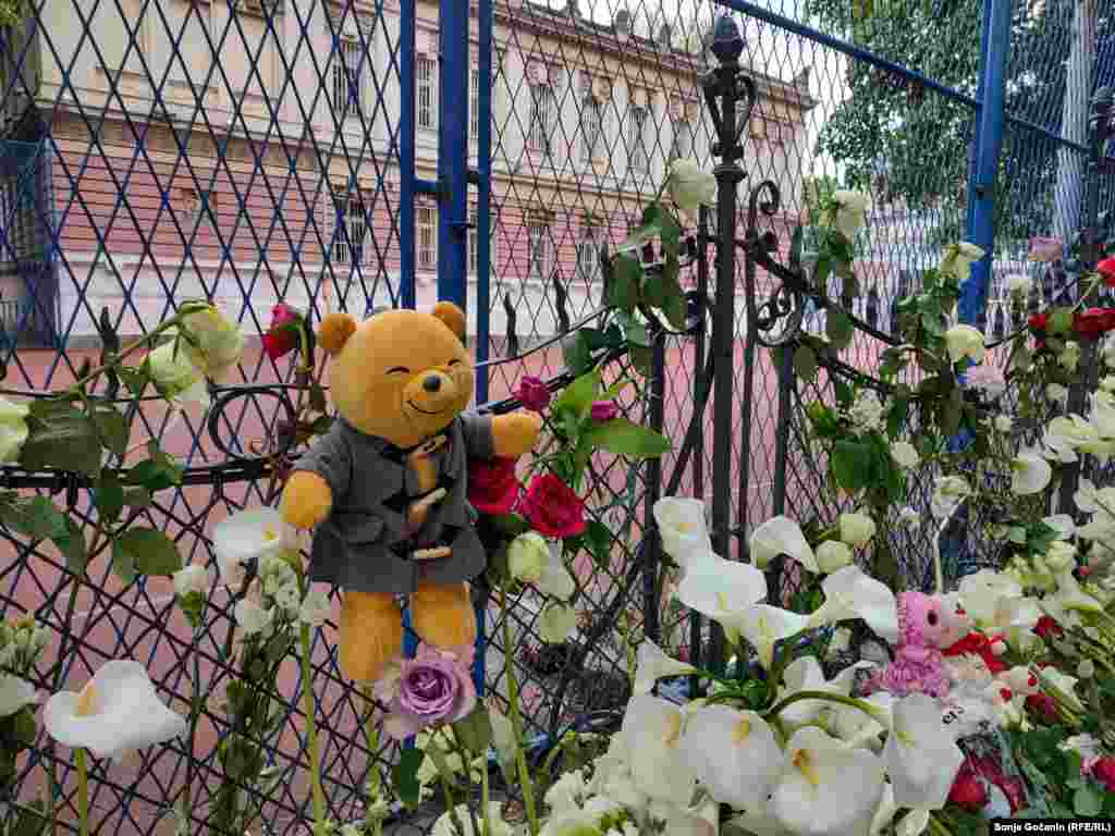 Deo prosvetnih radnika, okupljenih u sindikatu Nezavisnost i Uniji sindikata prosvetnih radnika Srbije, obustavlja rad u petak, 5. maja. Zaposleni će tog dana biti u školama i drugim obrazovnim ustanovama, ali neće izvoditi nastavu. &nbsp;