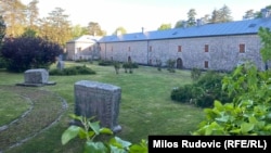 Stećci u dvorištu Biljarde u Cetinju, 2024.