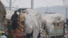 Авганистански бегалци се качуваат на камиони во северозападен Пакистан и чекаат да се вратат во Авганистан, 01 ноември 2023 година.