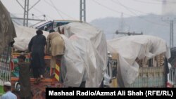 Авганистански бегалци се качуваат на камиони во северозападен Пакистан и чекаат да се вратат во Авганистан, 01 ноември 2023 година.