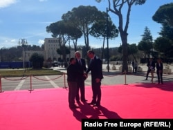 Predsjednik Srbije Aleksandar Vučić rukuje se s predsjednikom Ukrajine Volodimirom Zelenskim i premijerom Albanije Edijem Ramom, Tirana, 28. februar 2024.