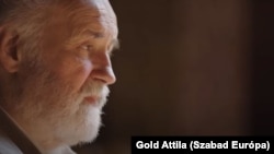 „Azt látja az ember, hogy luxusjachton hajókáznak, közpénzből fölvásárolják az országot. Nekem meg be kéne állni a sorba, és menni Győzike és Kis Grófo között vinni egy molinót a CÖF fölvonulására, és akkor békén hagynának, vagy odagurítanának pár milliót” – mondta a lelkipásztor