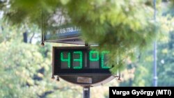 43 Celsius-fokot mutat egy utcai hőmérő a Huszti téren, Nagykanizsán 2022. július 23-án