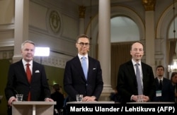 Candidații cu cele mai multe voturi în primul tur al alegerilor prezidențiale din Finlanda, după numărătoarea preliminară: Alexander Stubb (în centru), Pekka Haavisto (în stânga) și Jussi Halla-aho (în dreapta).