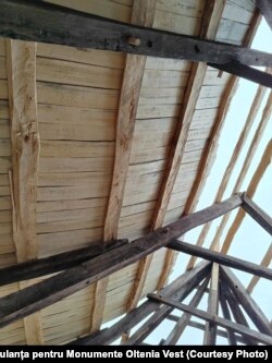 Numele celor care au contribuit la salvarea Culei Crăsnaru din Groșerea au fost cioplite pe noul acoperiș.