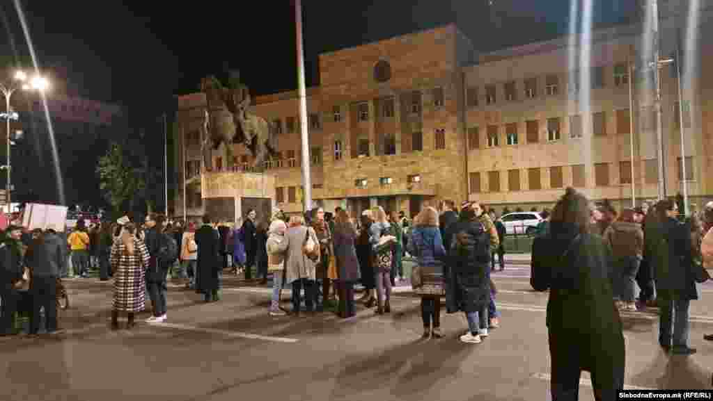 Повлекуваме црвени линии за нашите здравствени, образовни, работнички, културни, политички и економски права! Затоа што сите ние мора да имаме загарантирани еднакви права и можности, им порачаа учесниците во маршот на институциите и на политичарите.