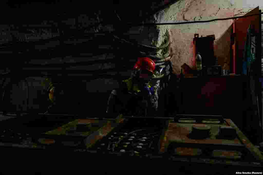 Natalja munkában a föld mélyén. A bányászok rendszeresen ki vannak téve a levegőben lévő káros szennyező anyagoknak