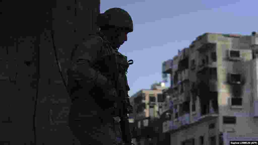 Izraeli katona a Gázai övezet északi részén folyó hadműveletek közben, november 8-án.&nbsp;Daniel Hagari ellentengernagy, izraeli katonai szóvivő szerint szerdán mintegy ötvenezer palesztin civil hagyta el az északi területeket az Izrael által meghirdetett négyórás időablak alatt. Azt mondta, azért mentek el, &bdquo;mert megértették, hogy a Hamász elvesztette az irányítást északon&rdquo;