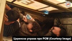 Шесте мигранти се откриени во товарниот дел меѓу стоката која се превезувала, 16 ноември 2023 година