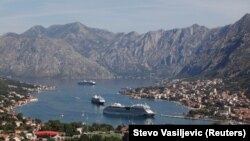 Крстосувачките бродови секојдневно се закотвуваат во пристаништето во Котор, Црна Гора, на 7 август 2024 година.