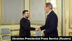 Британскиот министер за надворешни работи Дејвид Камерон и украинскиот претседател Володомир Зеленски