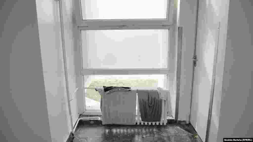  Rroba të pacientëve duke u tharë mbi radiatorë në Klinikën e Psikiatrisë. &nbsp; 