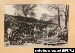 „Планина“ од ограбени лични предмети на Евреите во Аушвиц