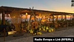 Një kafene në një plazh në Shqipëri. Fotografi nga arkivi.