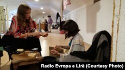 Студентката Сузана Мариќ и нејзината пријателка Пранвера