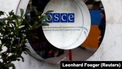 Logo OEBS-a na zgradi Parlamentarne skupštine te organizacije u Beču, Austrija. 23. februar 2023.