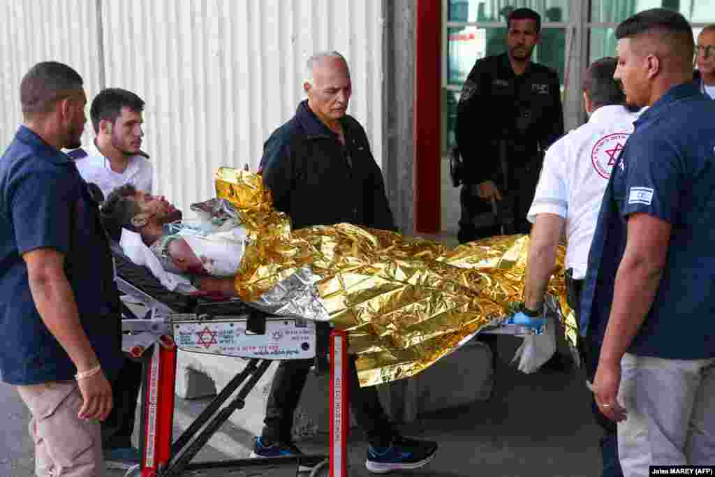 Egy izraeli férfi &ndash; aki megsebesült a Libanon és Izrael közötti határon átnyúló bombázásban &ndash; érkezik a Ziv kórházba az észak-izraeli Safed városában 2023. október 17-én