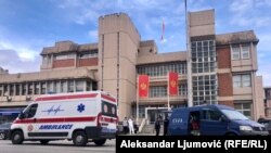 Полициско и амбулантно возило пред Основниот суд во Подгорица, 3 март 2023.