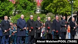 Слева направо: премьер-министр Армении Никол Пашинян, лидер Беларуси Александр Лукашенко, президент Казахстана Касым-Жомарт Токаев, президент Кыргызстана Садыр Жапаров, президент РФ Владимир Путин, президент Таджикистана Эмомали Рахмон, президент Туркменистана Сердар Бердымухамедов и президент Узбекистана Шавкат Мирзиёев во время церемонии возложения цветов к Могиле Неизвестного Солдата. Москва, 9 мая 2023 года