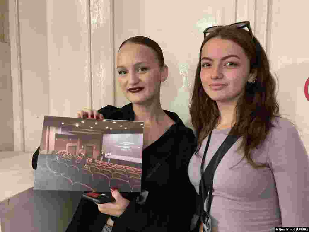 Albulena Caka i Rita (Rrita) Dani su gošće sa Kosova. Učestvuju u projektu &quot;Budućnost je ovde&quot; (Future is Here) i njihovi dokumentarci biće prikazani u Beogradu. &quot;Svi imaju predrasude o nečemu, to je normalno, ali ne treba dozvoliti da te predrasude utiču na bilo šta drugo&quot;, kaže Rita.