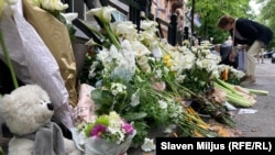 Koszorúk a belgrádi iskolaépület közelében 2023. május 4-én