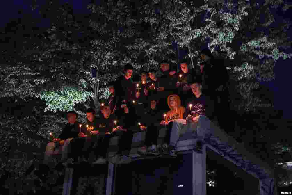 Odavanje pošte nastradalima na Cvetnom trgu.