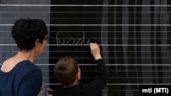 Felzárkóztató óra a Nyíregyházi Arany János Gimnázium, Általános Iskola és Kollégiumban 2020. június 2-án (képünk illusztráció)