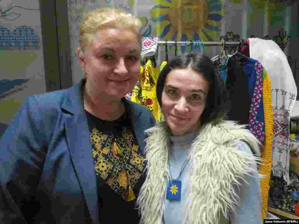 Mila Polišuk se ranije nije bavila ručnim radovima: &quot;Počelo je kao terapija, a posle je bila unutrašnja potreba. Imam troje djece i kao neko ko sjedi kući, ovo je jedini način na koji mogu pomoći svojoj zemlji&quot;. Na slici Mila Polišuk (desno) i Olga Tokarjeva. &nbsp;