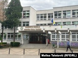 Srednja škola u Travniku u blizini koje se nalazi nargila bar.