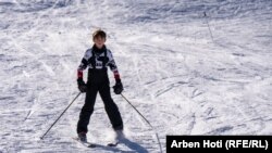 Një djalë duke skijuar në Bogë të Pejës.