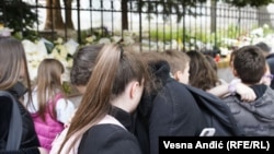 Sveće ispred Osnovne škole "Vladislav Ribnikar" u Beogradu, 4. maj 2023. 