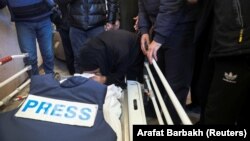 Skoro dve trećine pogibija novinara u 2024. dogodila se tokom rata u Pojasu Gaze. Na fotografiji poginuli palestinski novinar Akram Al-Šafi, 6. januar 2024.