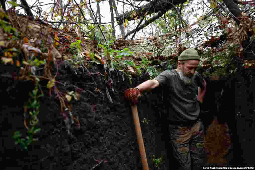 &quot;Dok sam bio odsustvu, vidio sam kafiće pune mladića. Oni i dalje tamo sjede&quot;, kaže Anatolij u trenucima pauze dok kopa rov. &quot;Civili su zaboravili na rat.&quot;