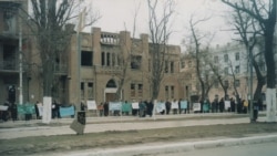 Митинг чеченских женщин на проспекте Победы в Грозном. 23 марта 2003 года. Фото: Блюэнн Изамбар (Bleuenn Isambard)